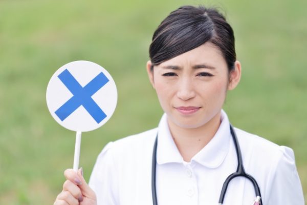 むせた際の刺激で挿管チューブが浅くなり、食道挿管となってしまった｜看護師インシデントアンケート イメージ